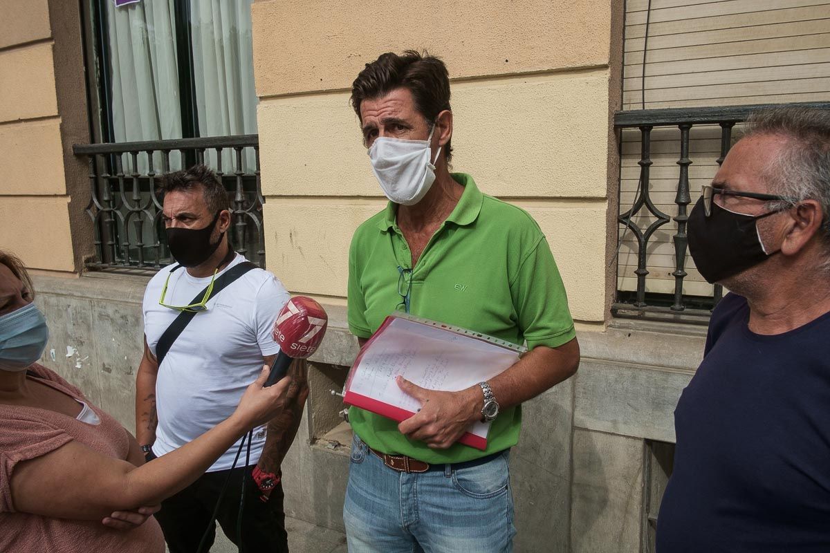 Representantes del comité de empresa de Jerez UTE, este pasado miércoles ante el edificio de los sindicatos. FOTO: MANU GARCÍA