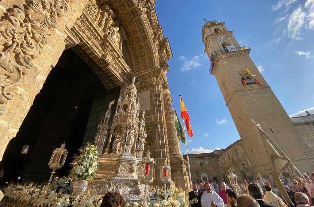 La custodia del Corpus saliendo de la Catedral.