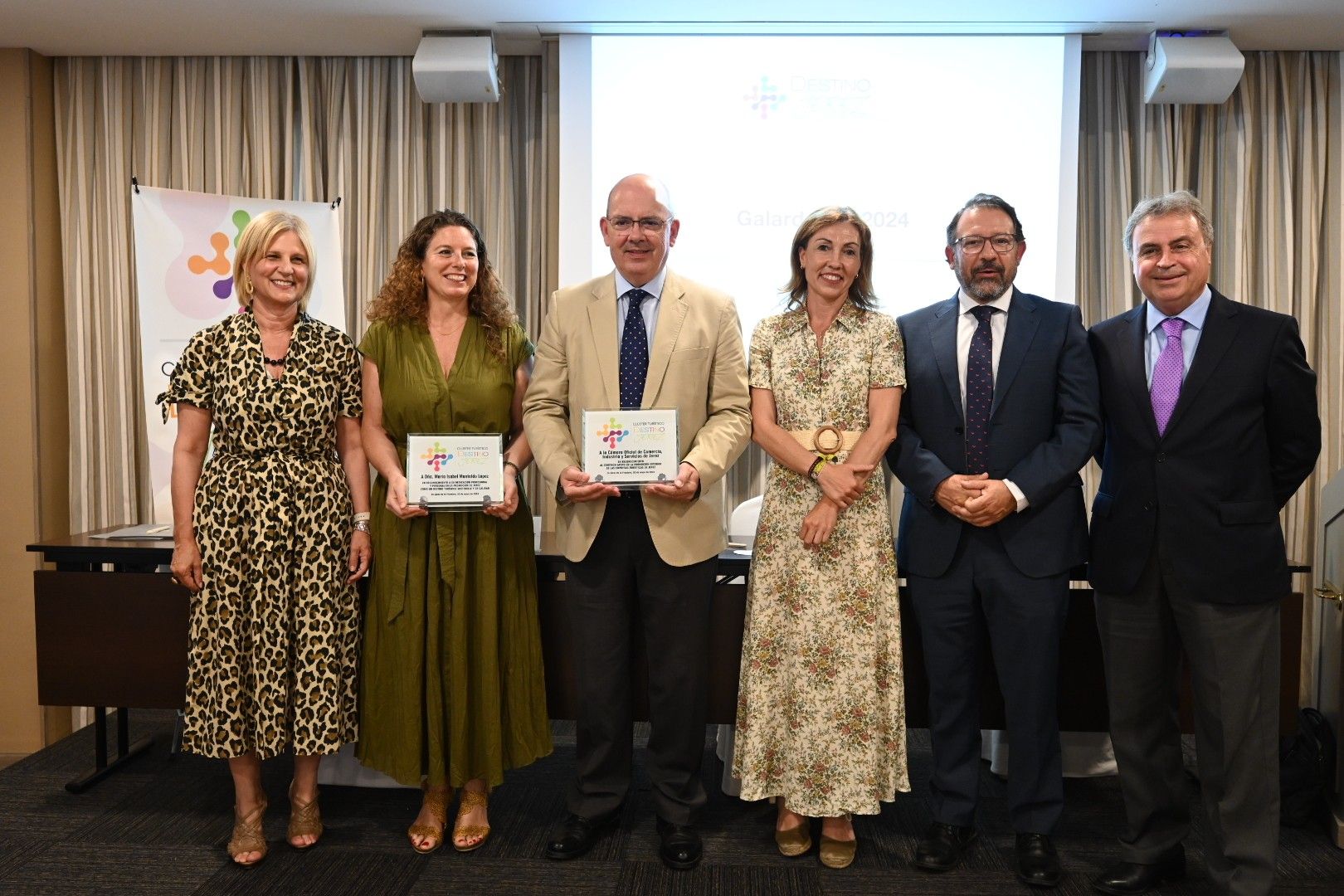 Los premiados, la alcaldesa y el presidente del Clúster Turístico.