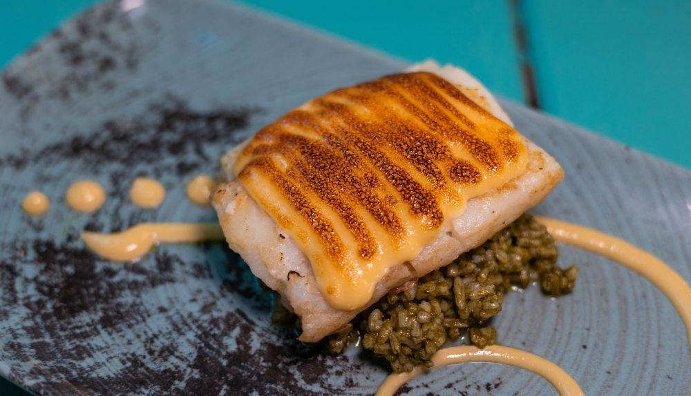 Bacalao sobre base de arroz verde con alioli de miel gratinado MOLA MOLA OCEANSIDE 012