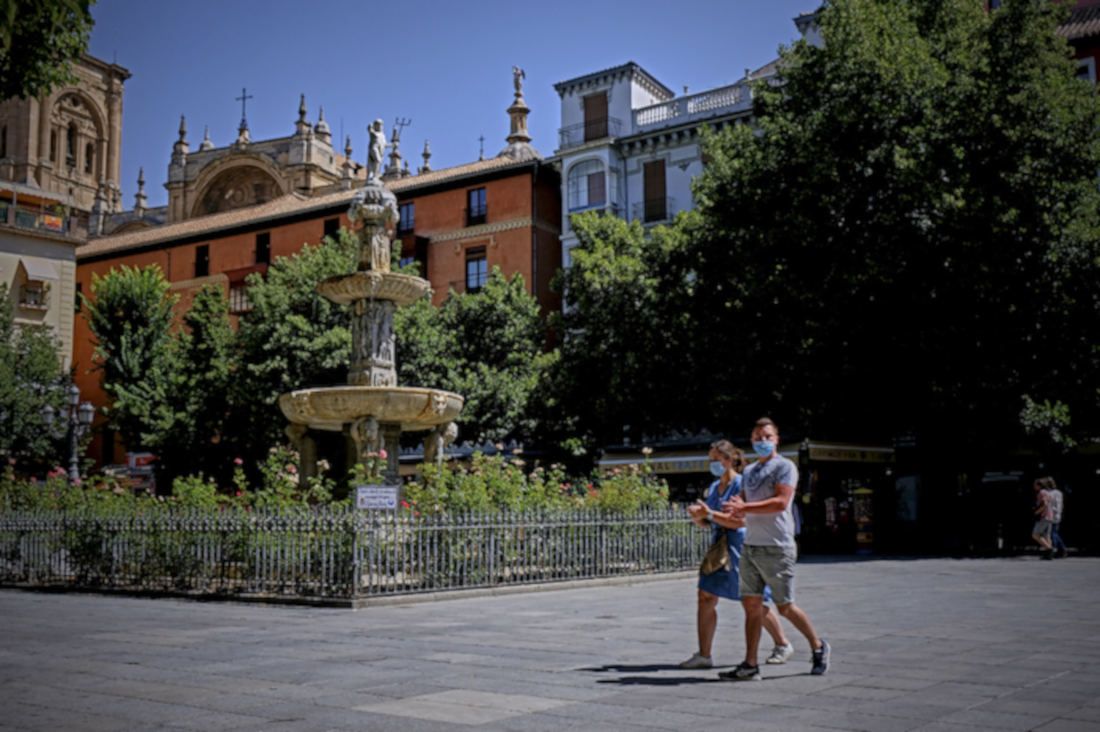 Varias personas pasean por Granada, en una imagen reciente.
