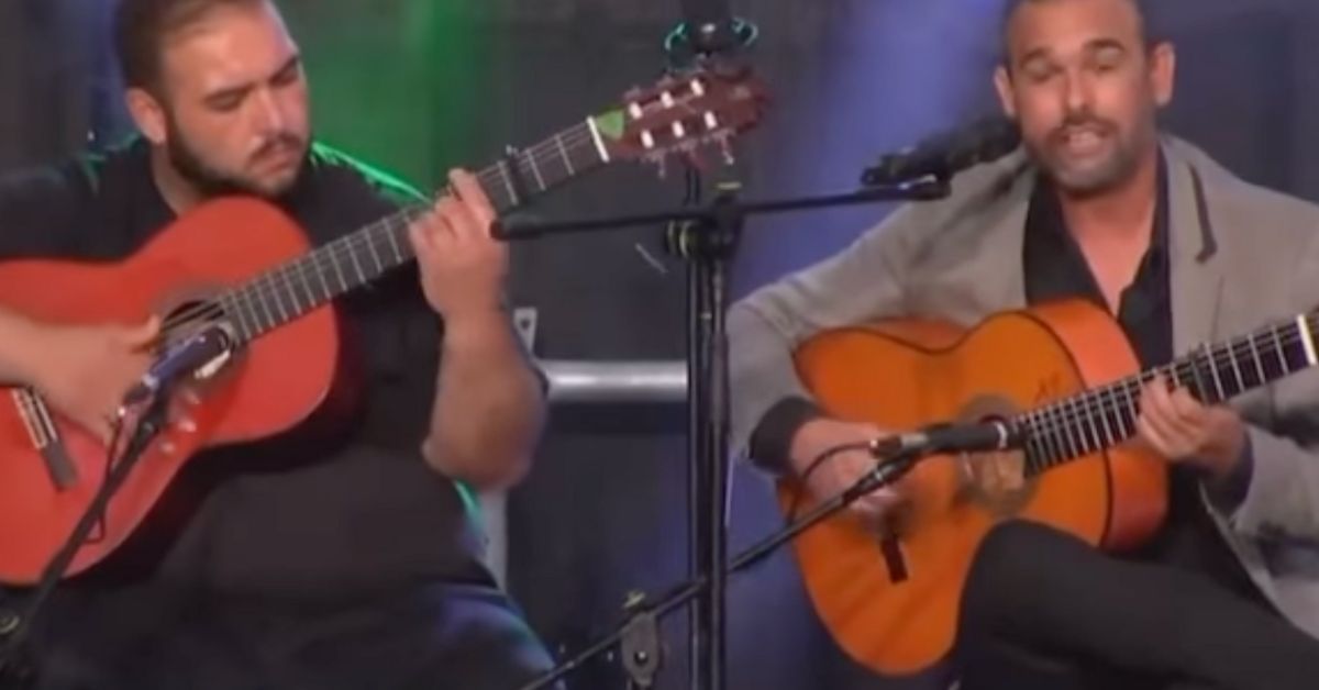 Pedro Campos, cantando las emotivas sevillanas a Las Canteras de Puerto Real.