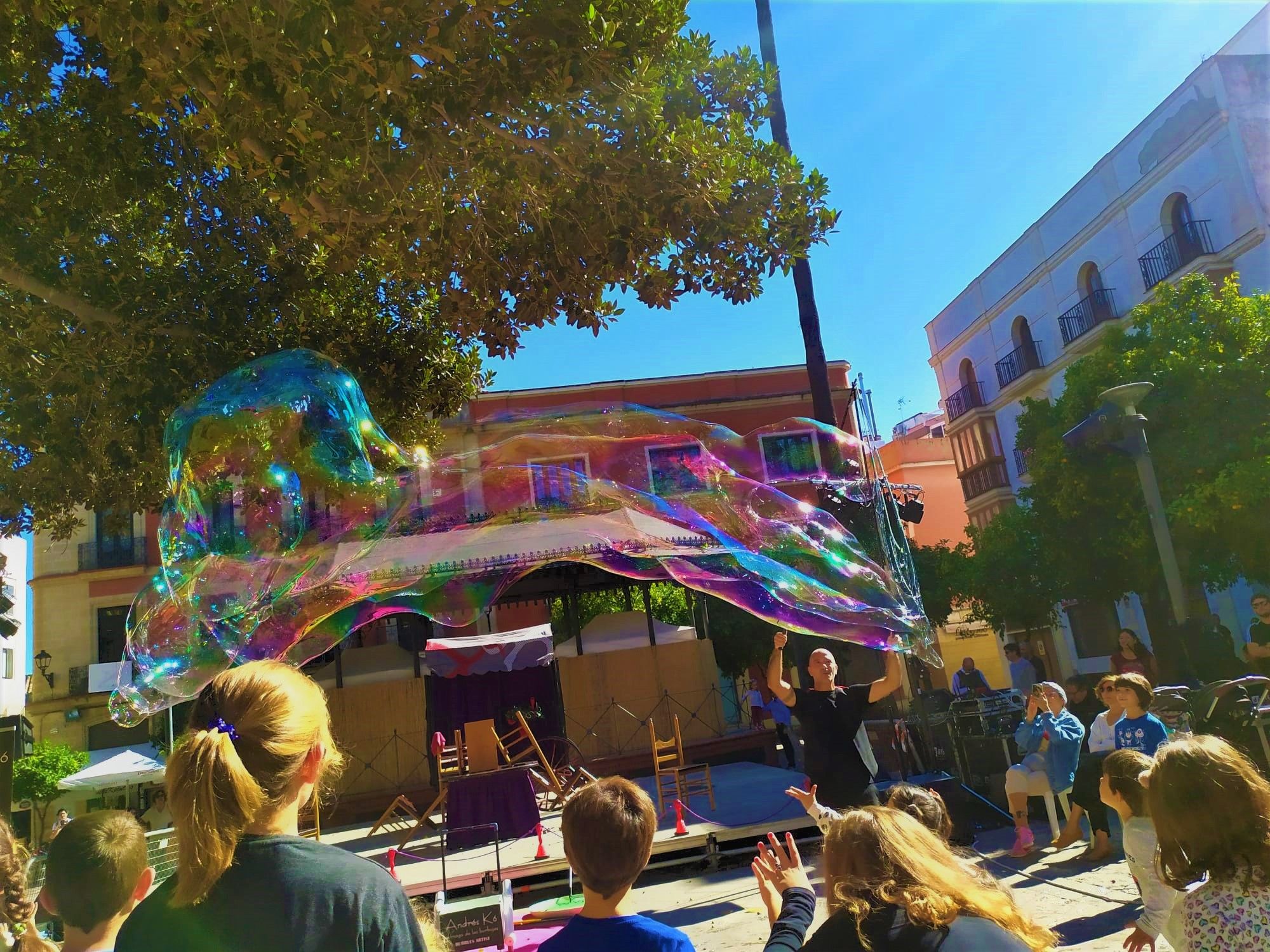 Espectáculo visual de pompas, una de las propuestas del programa cultural en la provincia de Cádiz.
