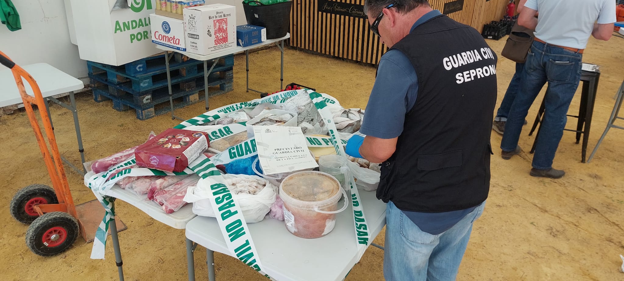 Comida en mal estado, retirada en casetas de la feria de Puerto Real.