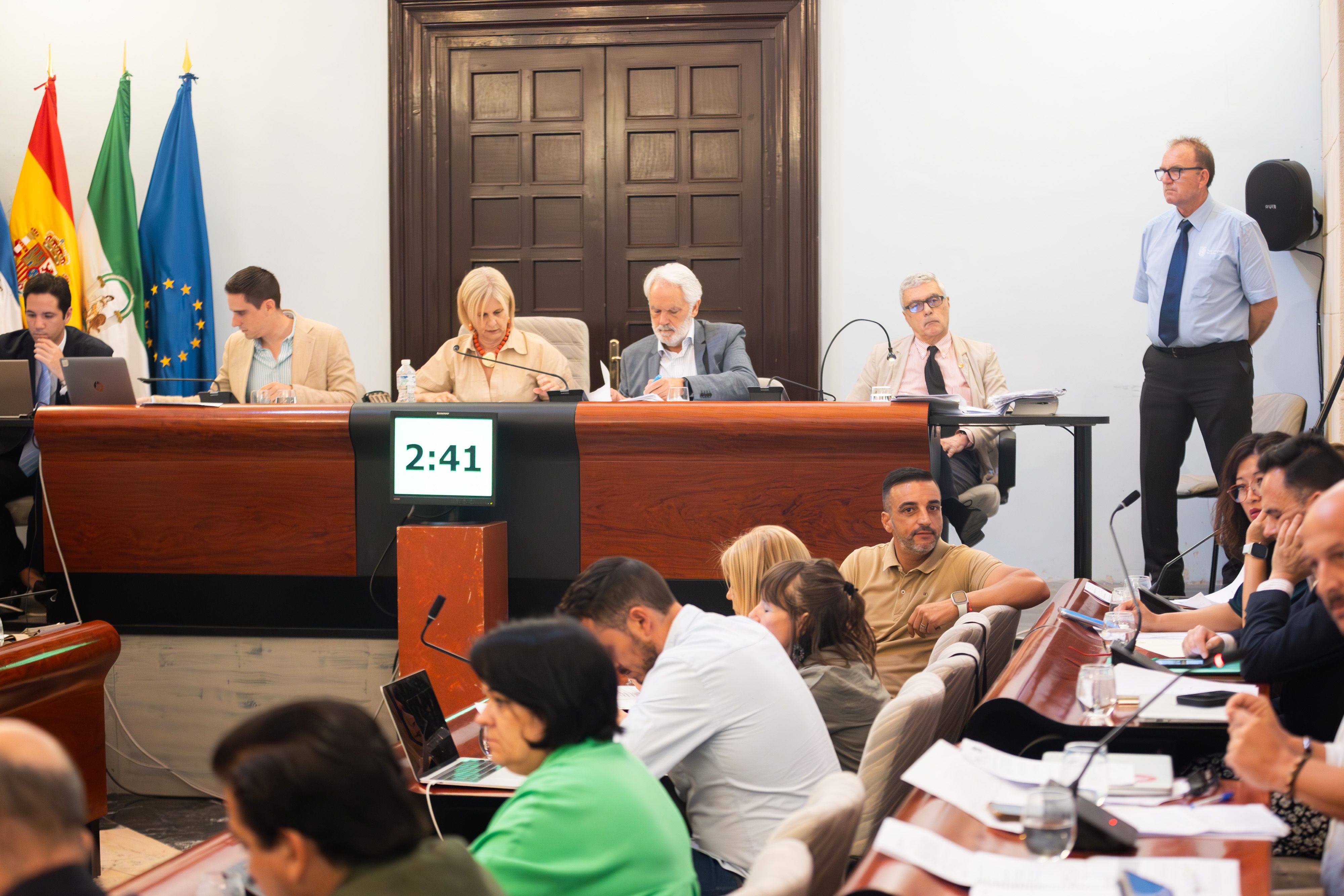 Díaz, en la bancada socialista, y al fondo, la alcaldesa y sus dos primeros tenientes de alcaldesa, en el pasado pleno de mayo.