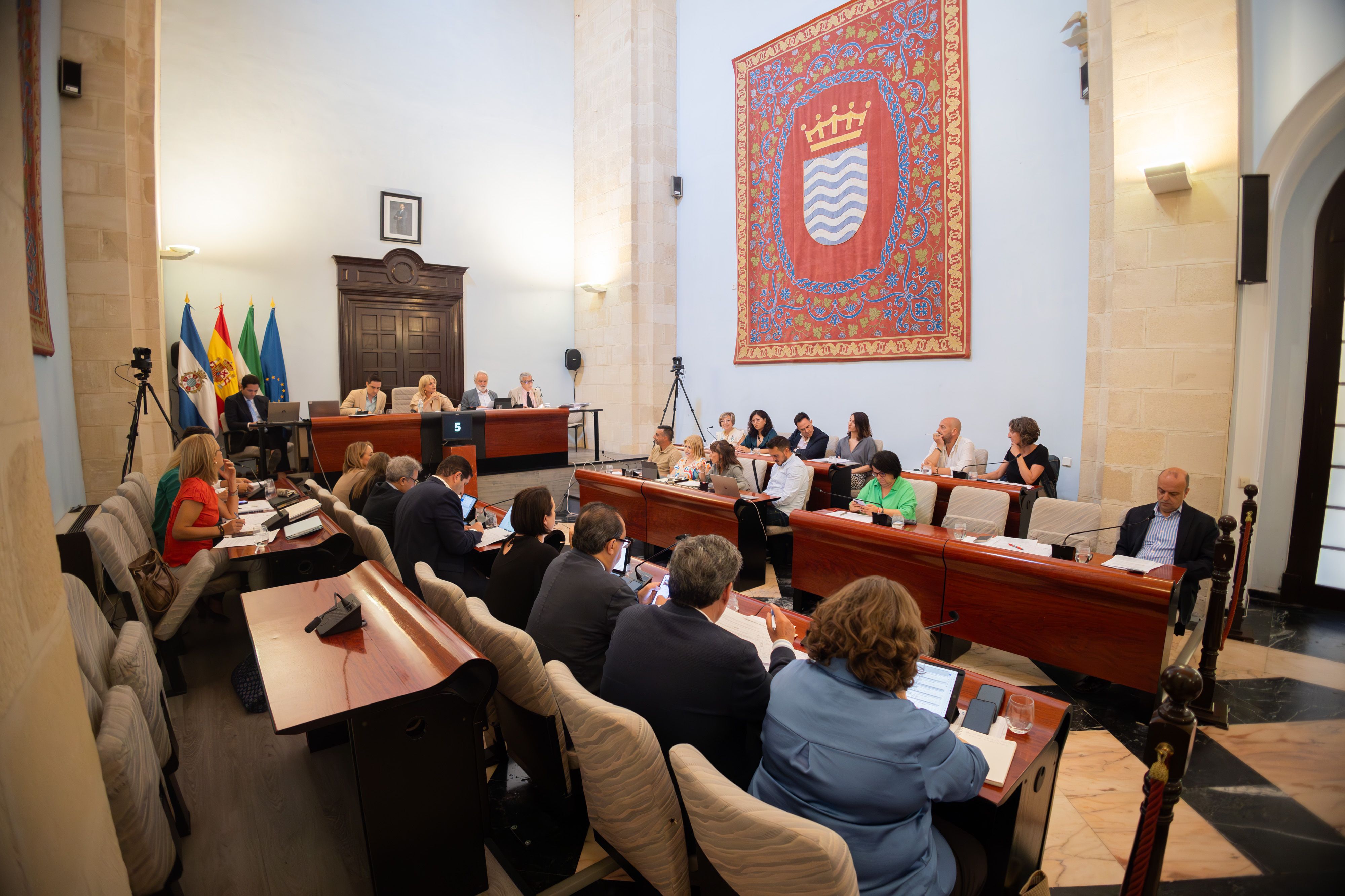 El pleno aprueba mejores condiciones para limpiadoras de edificios municipales.