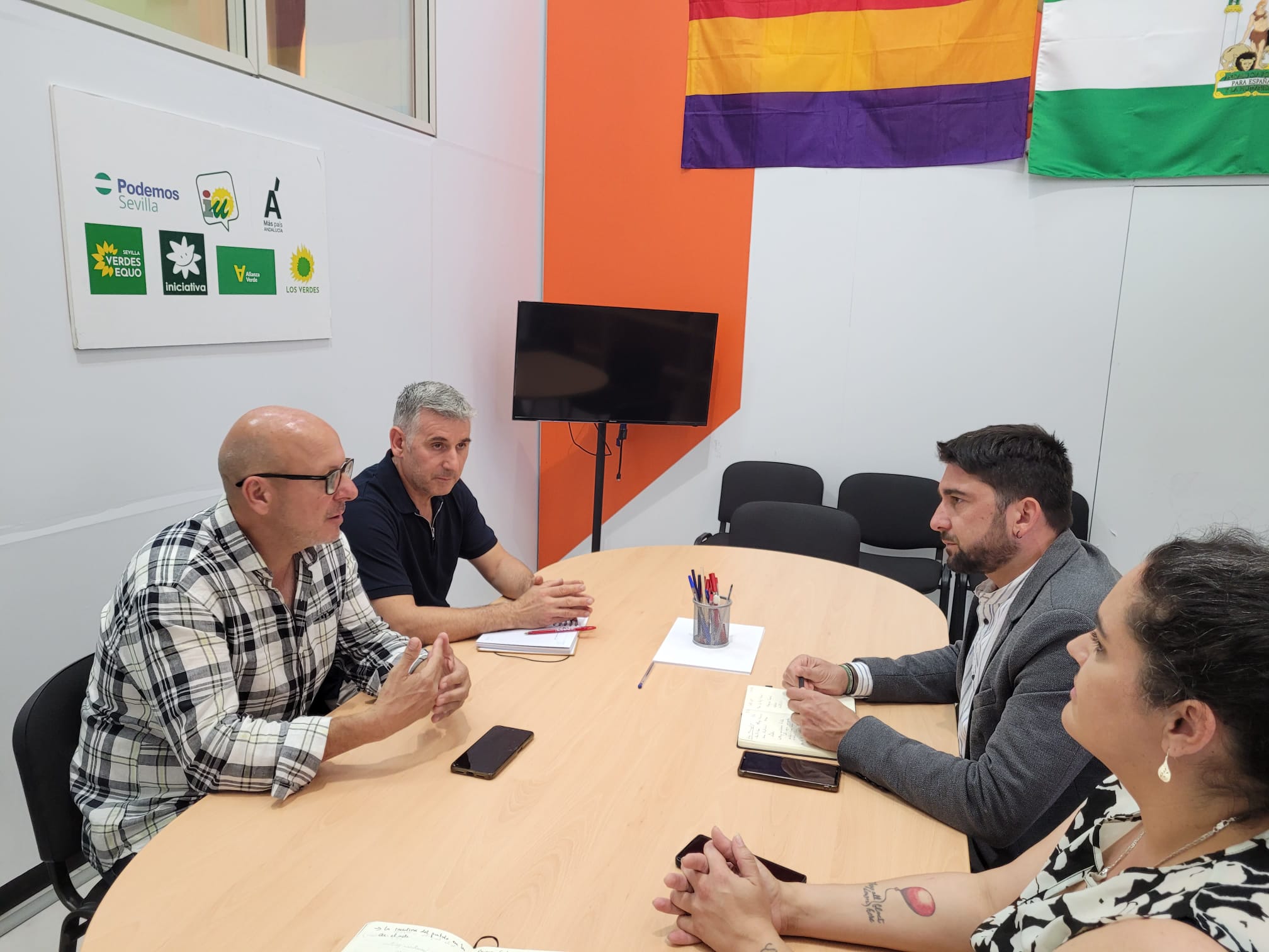 Exigen más plantilla y mejoras para los empleados de la depuradora de la Ranilla. Reunión en la EDAR con IU. 