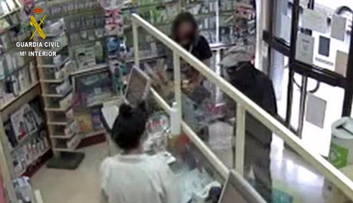 Momento del atraco en la farmacia de Lora del Río.