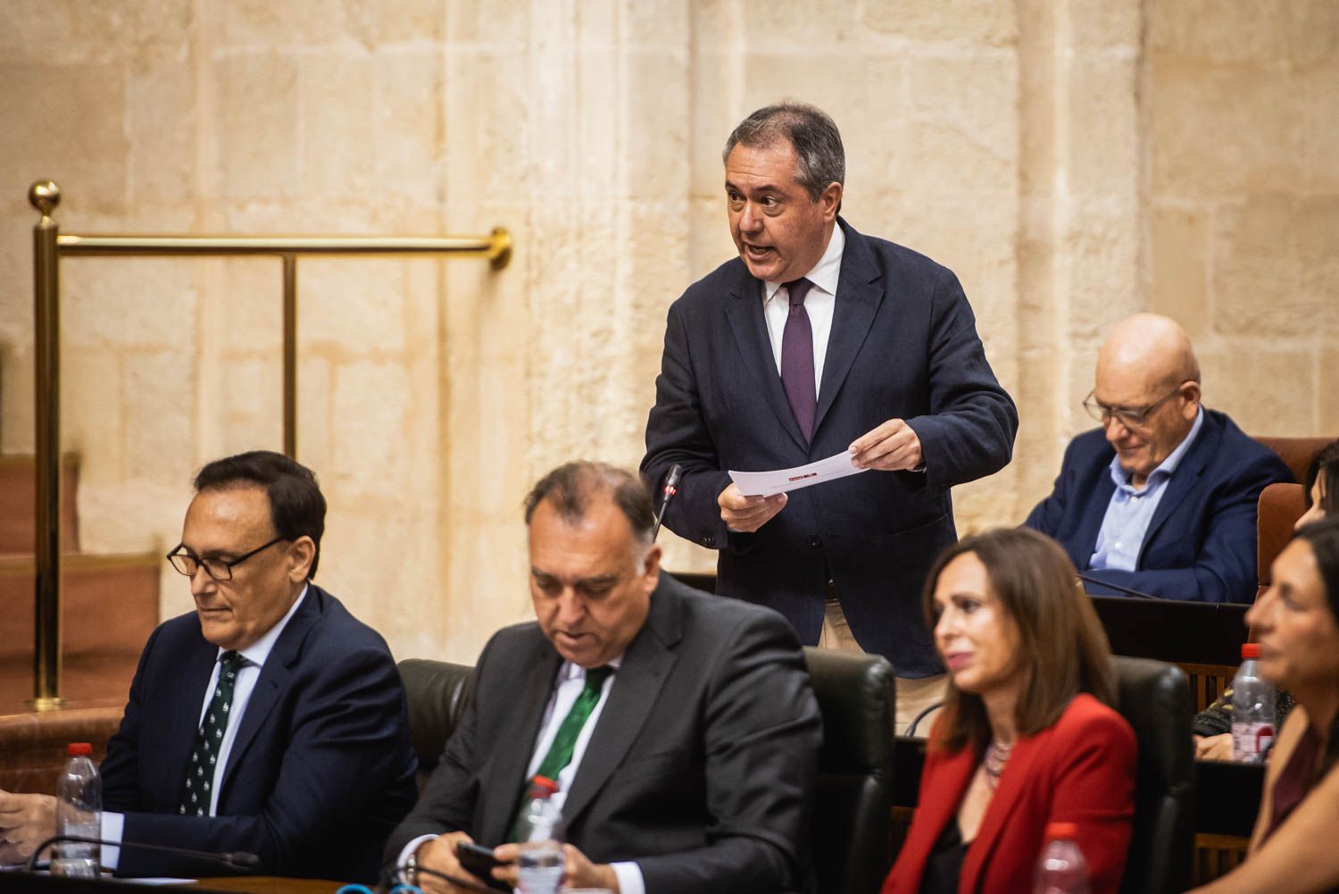 Juan Espadas en una sesión de control contra el presidente de la Junta.