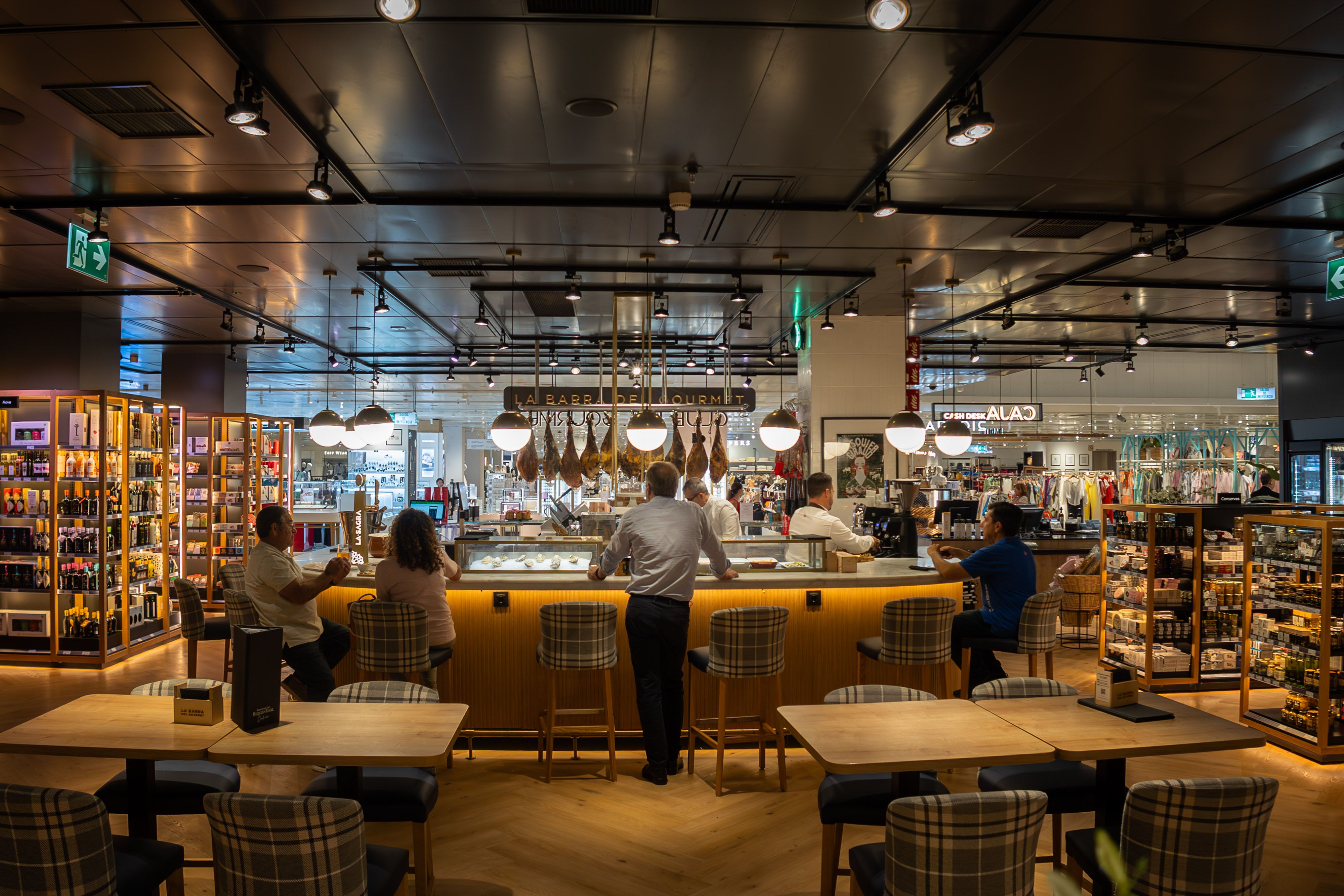 La barra del Club del Gourmet de El Corte Inglés de Jerez donde probar productos de alta calidad.
