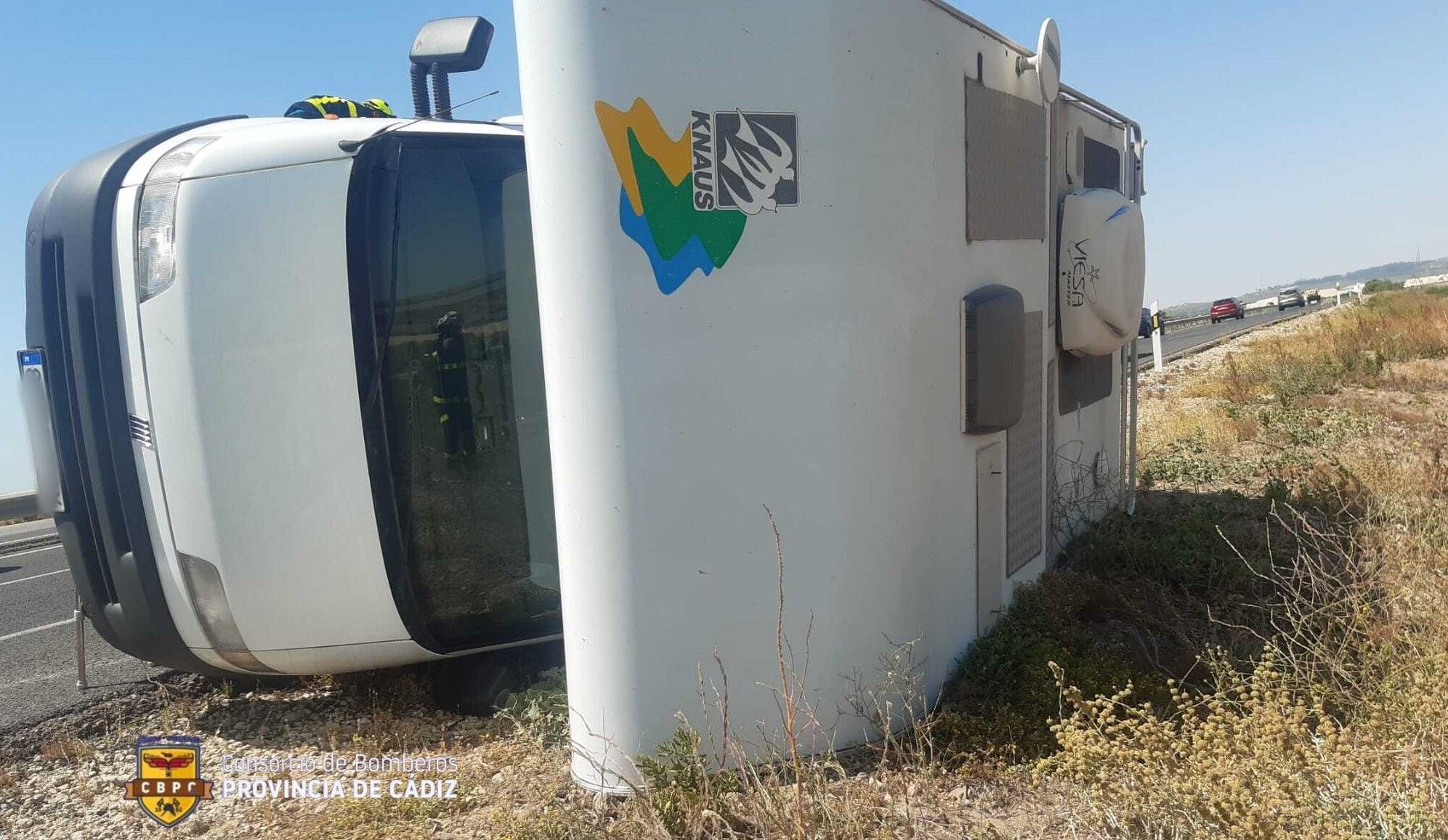 La autocaravana quedó volcada cerca del Poblado de Doña Blanca.