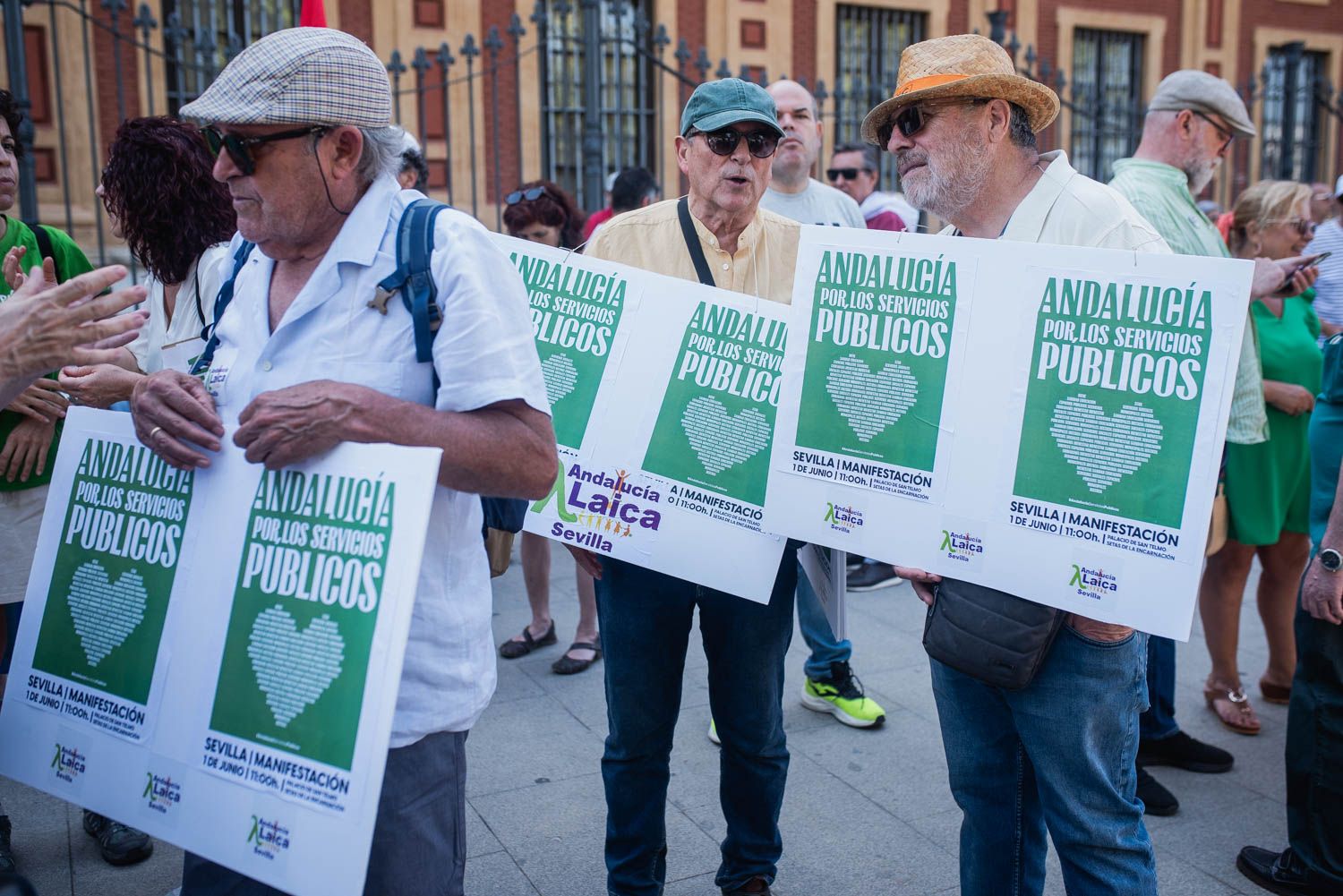 La manifestación de Sevilla por los servicios públicos, en imágenes