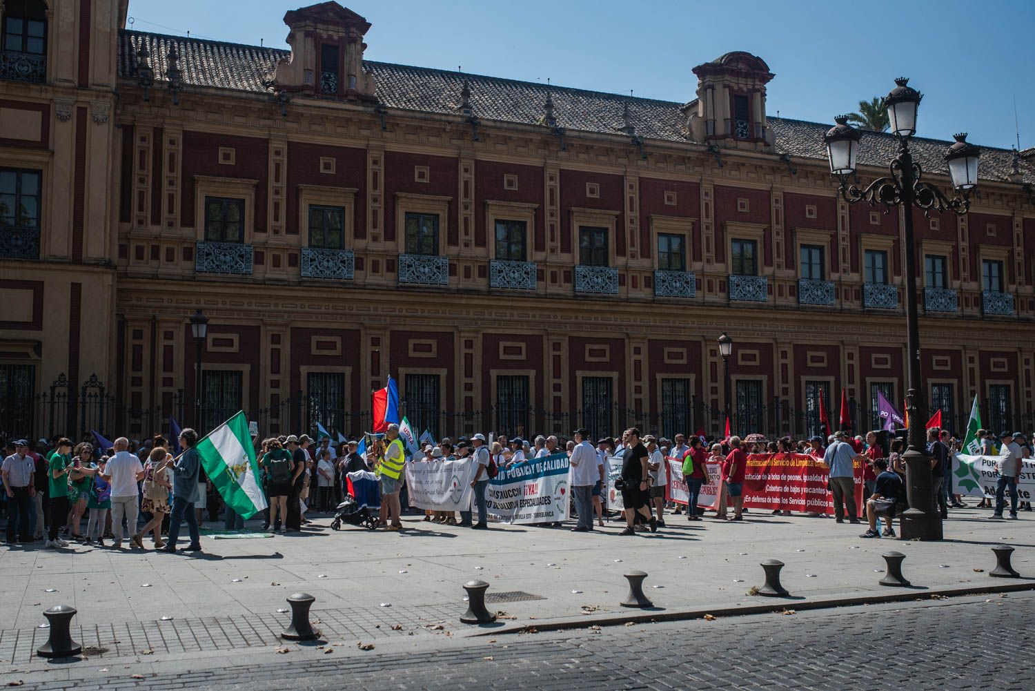 La manifestación de Sevilla por los servicios públicos, en imágenes
