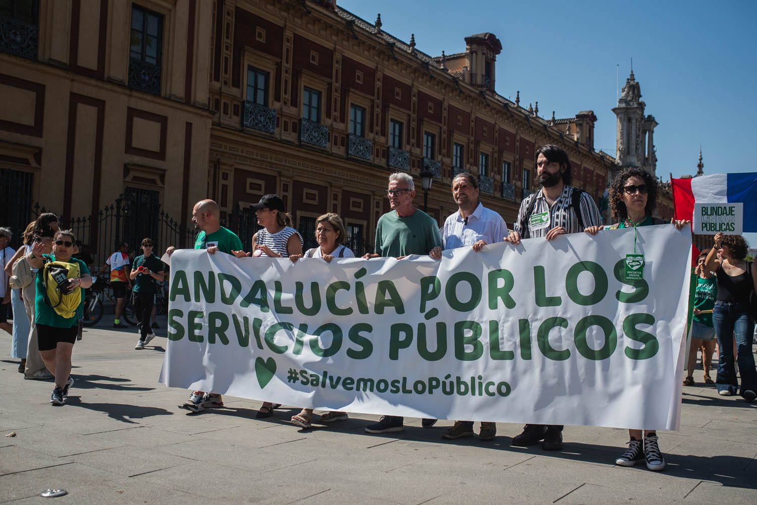 La manifestación de Sevilla por los servicios públicos, en imágenes