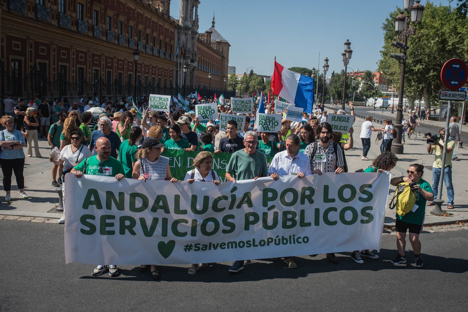 La manifestación de Sevilla por los servicios públicos, en imágenes