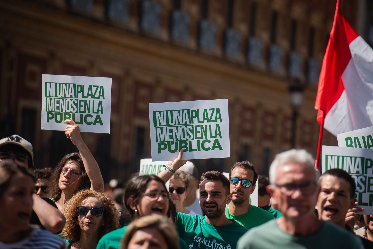 La manifestación de Sevilla por los servicios públicos, en imágenes