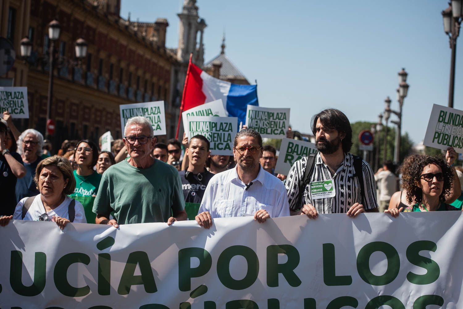 La manifestación de Sevilla por los servicios públicos, en imágenes