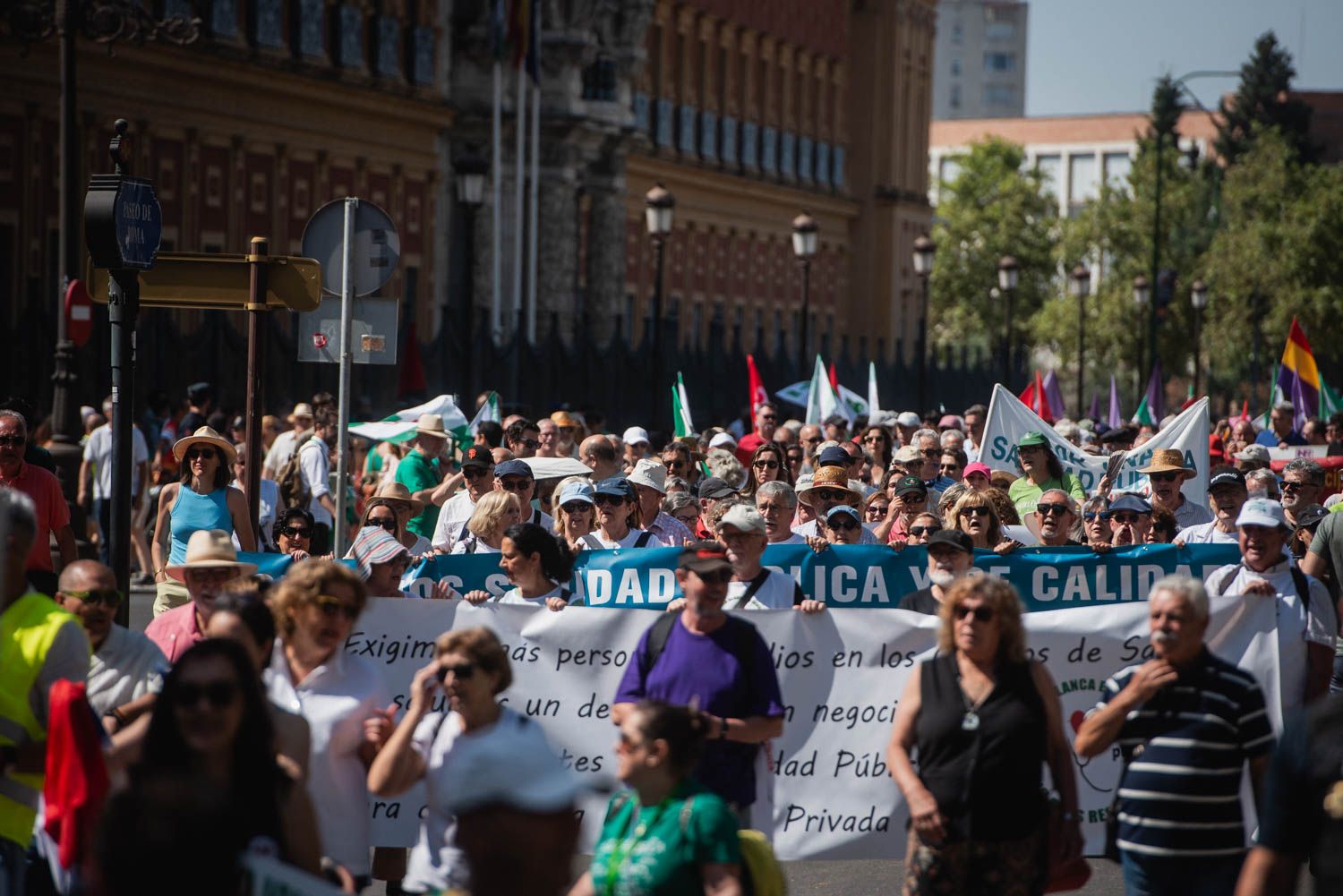 La manifestación de Sevilla por los servicios públicos, en imágenes