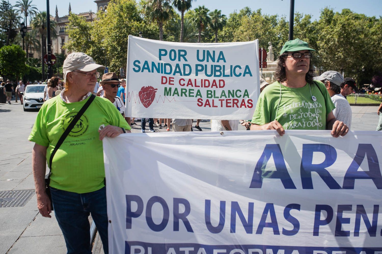 La manifestación de Sevilla por los servicios públicos, en imágenes