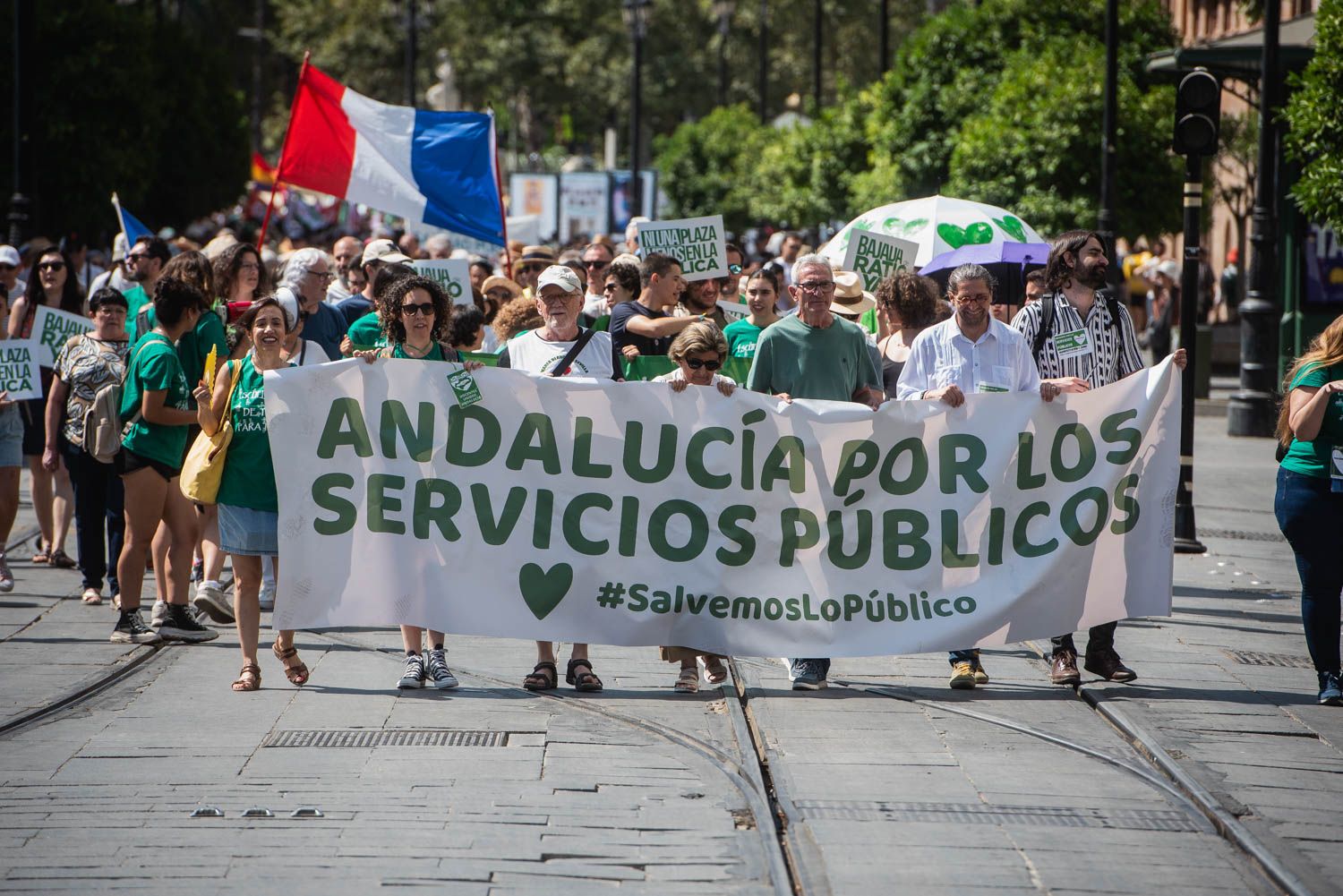 La manifestación de Sevilla por los servicios públicos, en imágenes