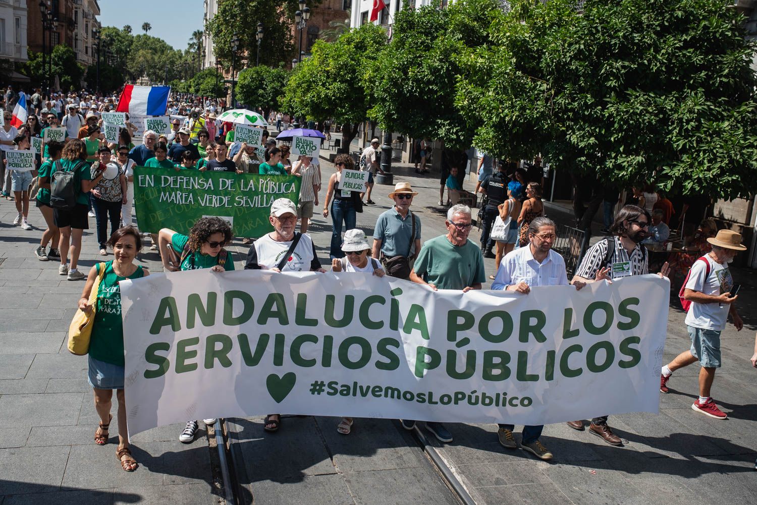 La manifestación de Sevilla por los servicios públicos, en imágenes