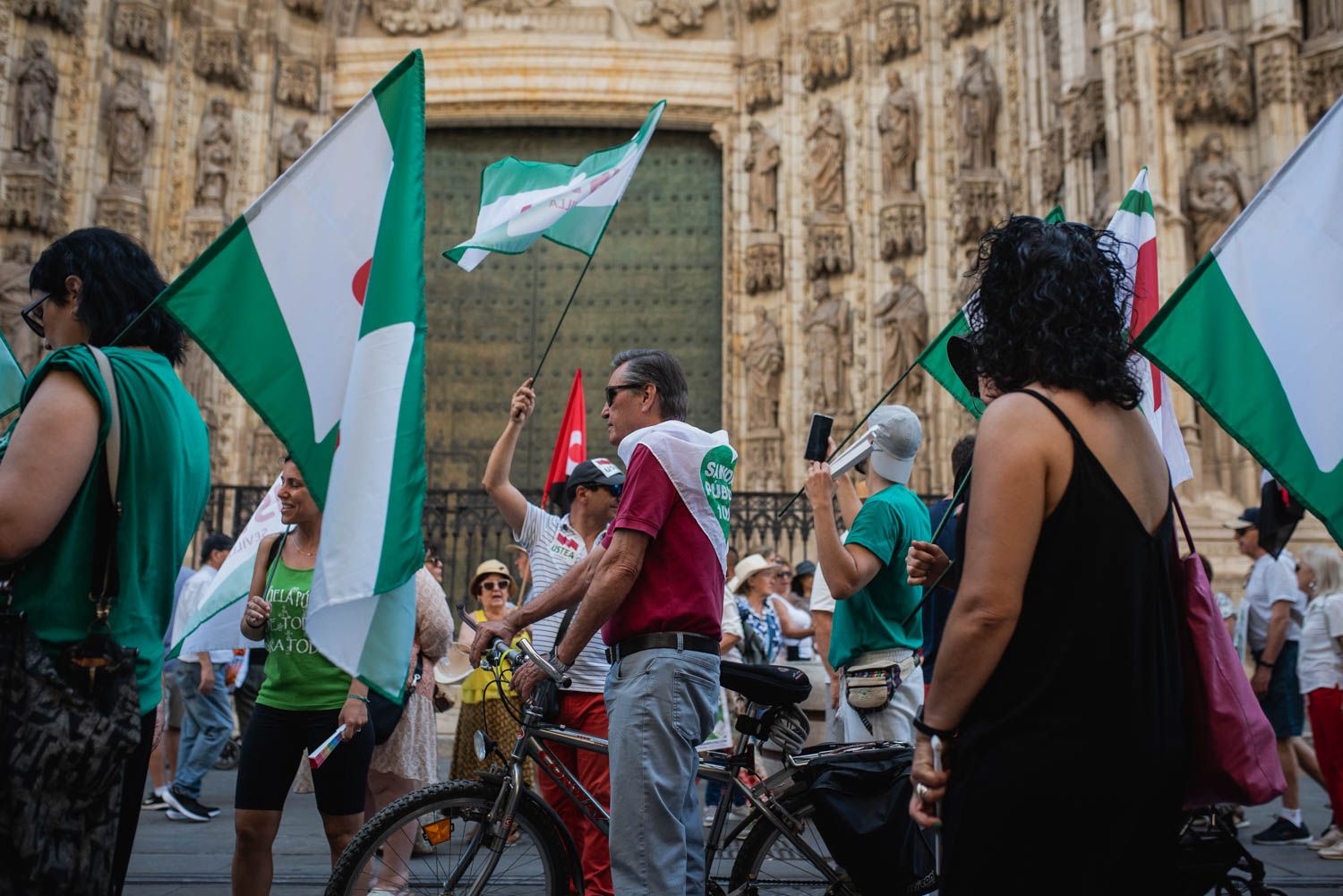 La manifestación de Sevilla por los servicios públicos, en imágenes