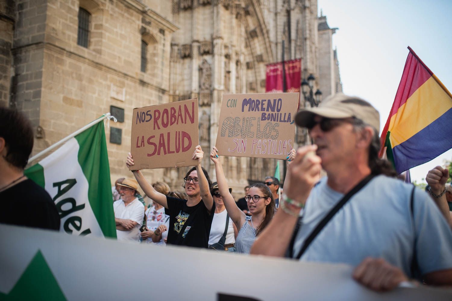 La manifestación de Sevilla por los servicios públicos, en imágenes