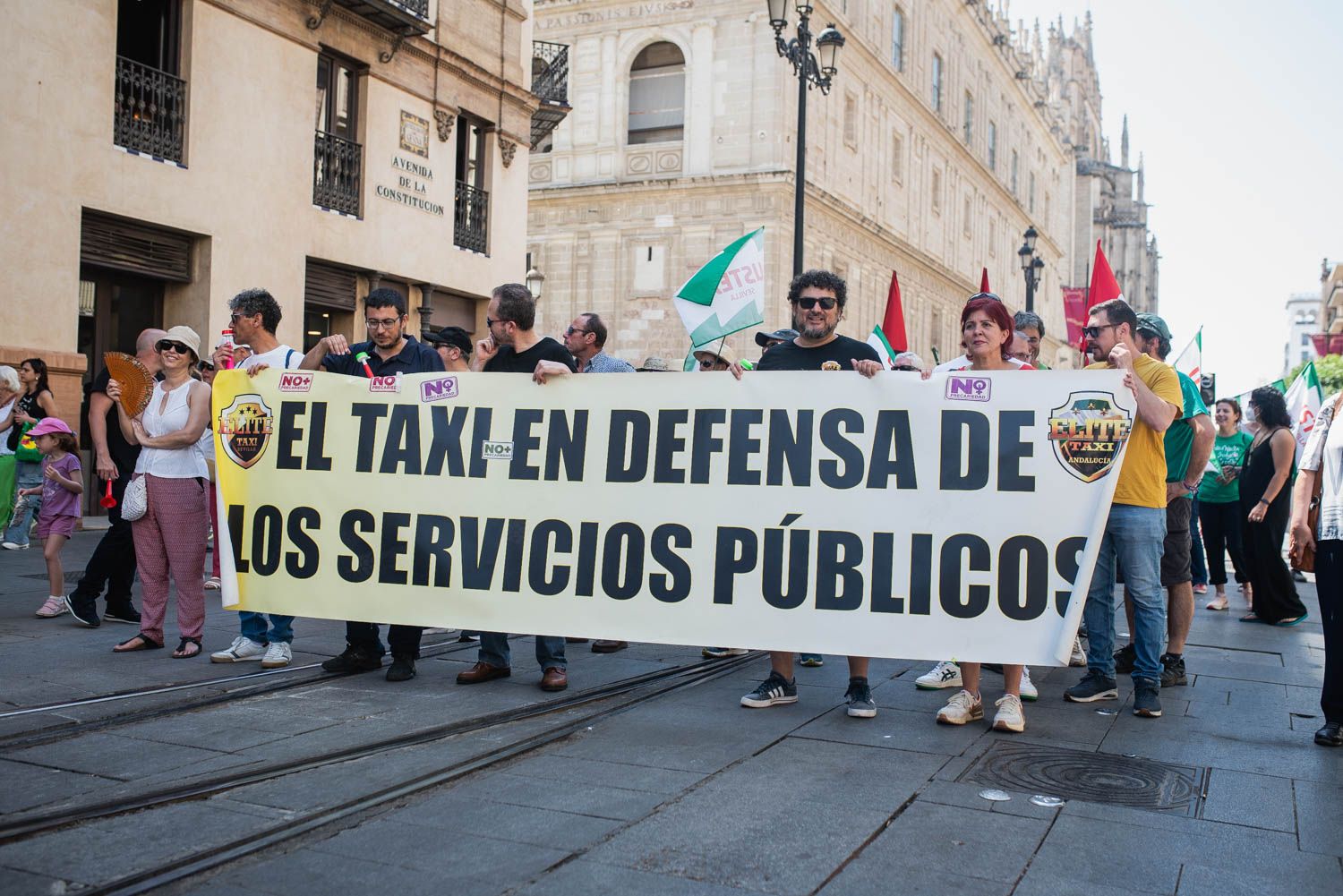 La manifestación de Sevilla por los servicios públicos, en imágenes