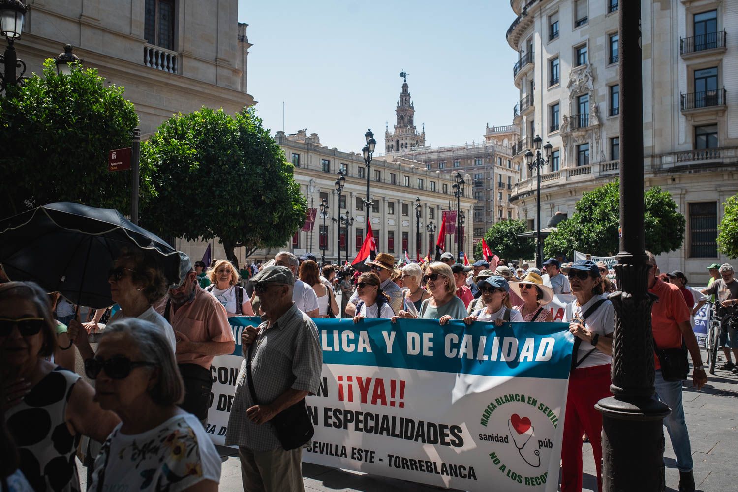 La manifestación de Sevilla por los servicios públicos, en imágenes