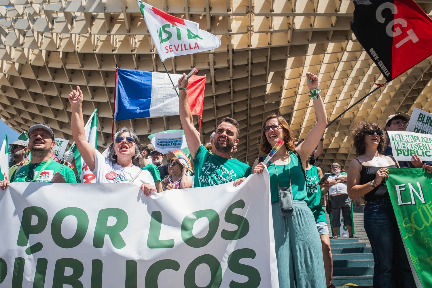 La manifestación de Sevilla por los servicios públicos, en imágenes