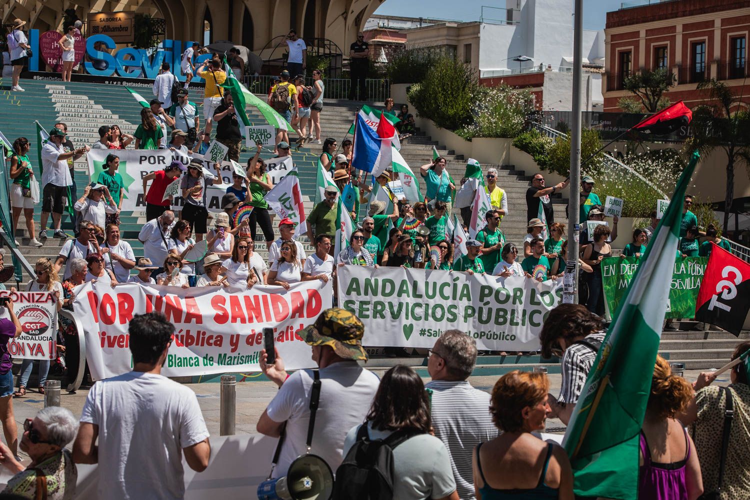 La manifestación de Sevilla por los servicios públicos, en imágenes