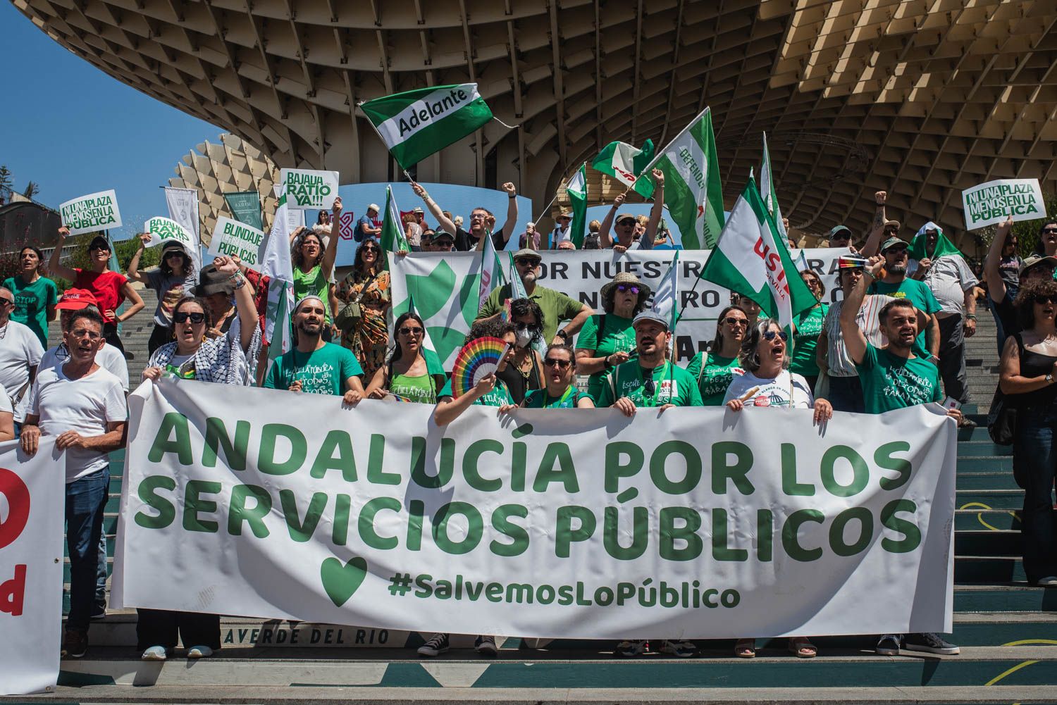 La manifestación de Sevilla por los servicios públicos, en imágenes