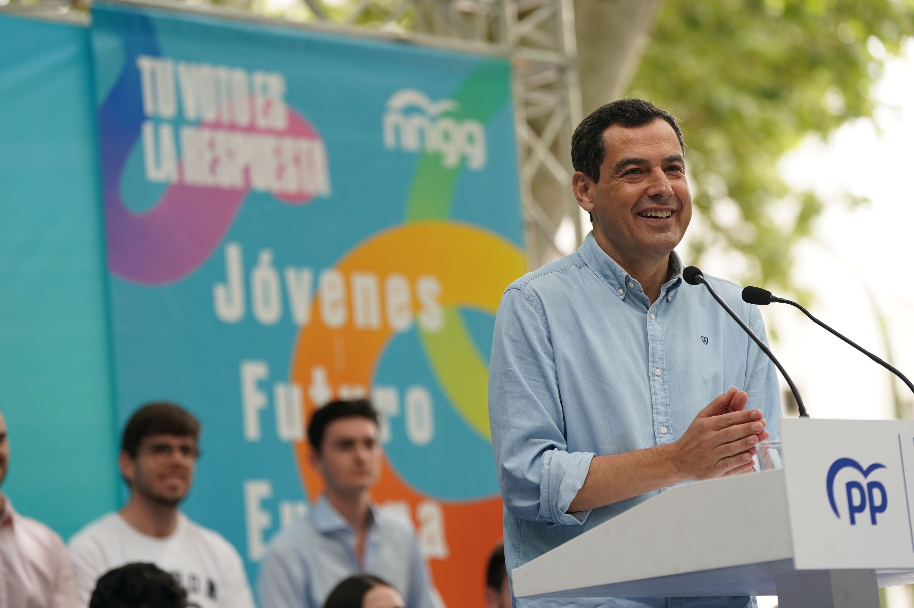 Juanma Moreno en un acto con los jóvenes.