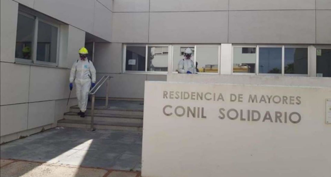 Una desinfección en la residencia de Conil, durante la pandemia. FOTO: Cedida