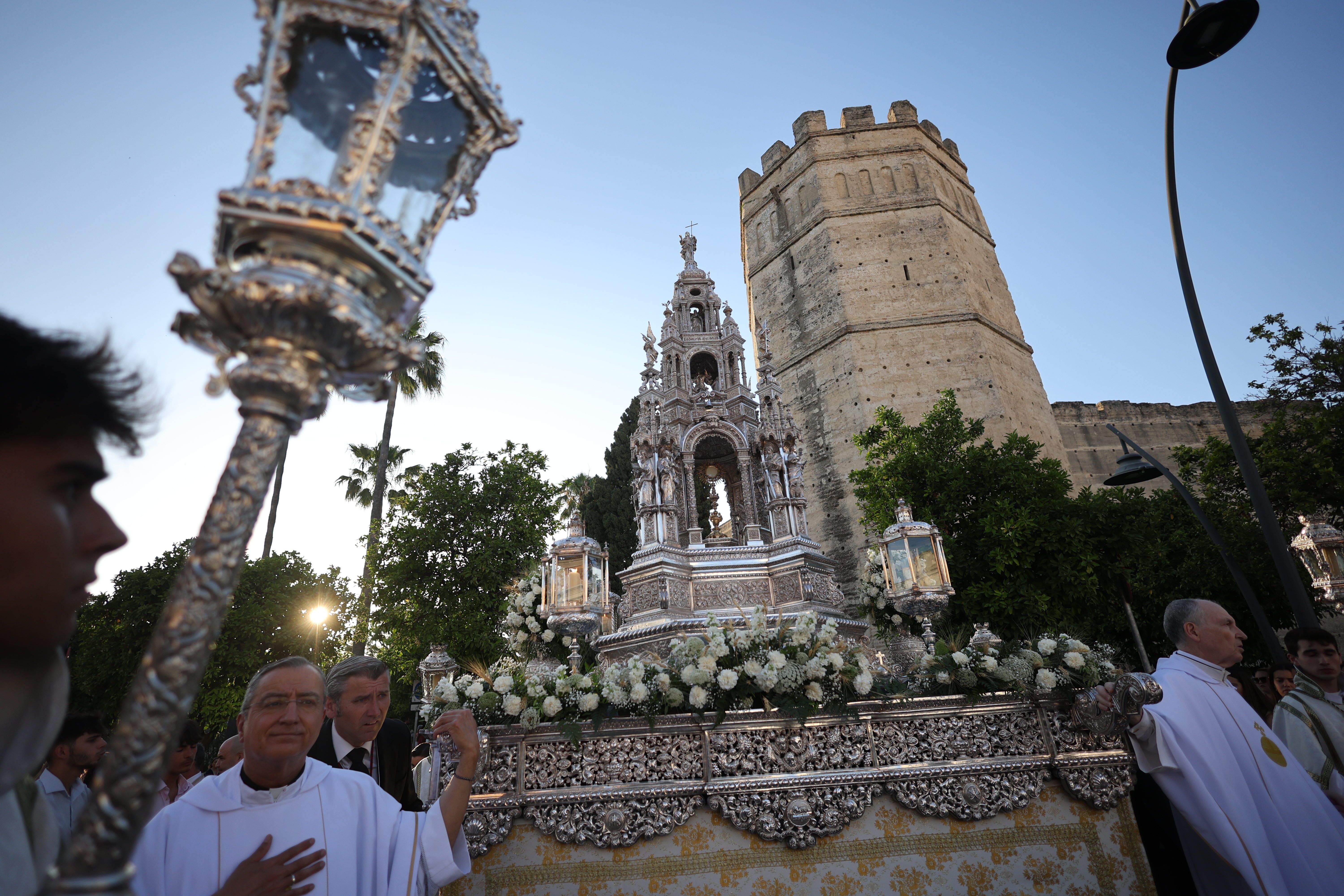 Corpus de Jerez. La torre de la custodia junto a la torre octogonal del Alcazar, una imagen inédita.
