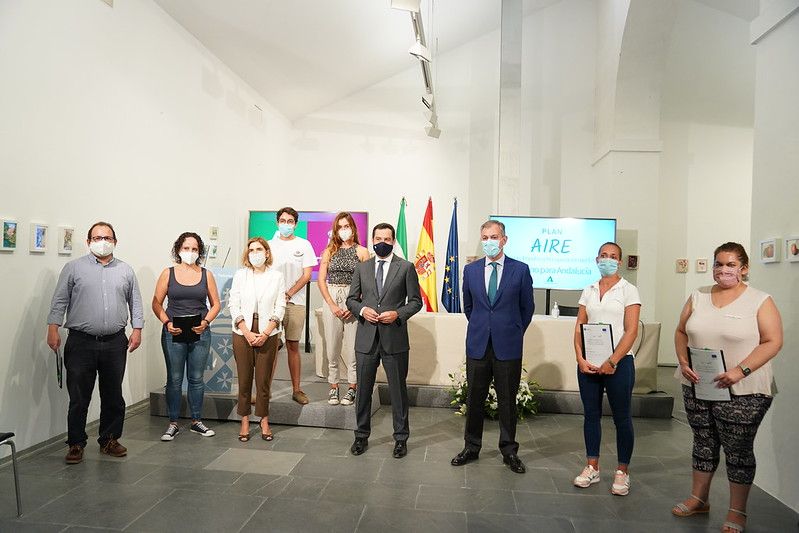 Moreno Bonilla, en Tomares, con algunos de los beneficiarios de 'AIRE'.