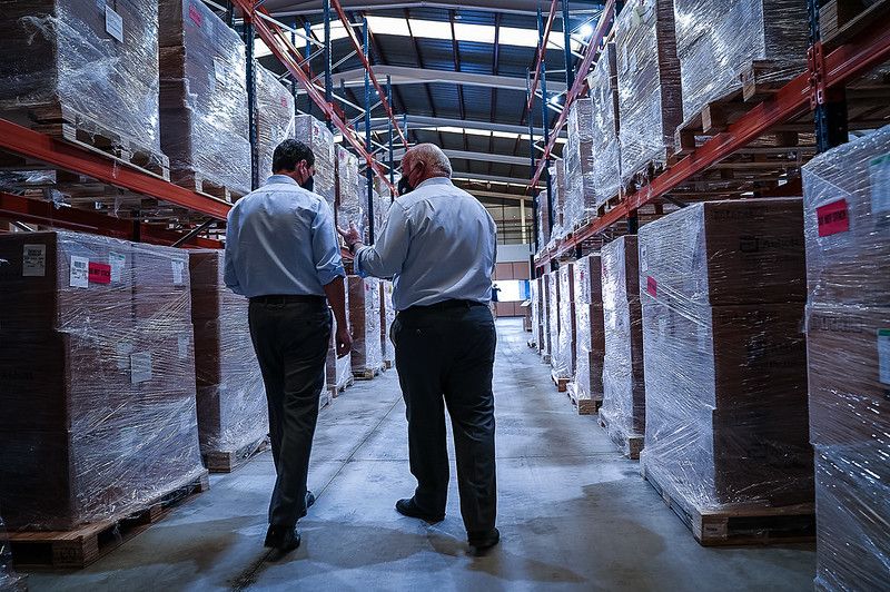 Moreno y Aguirre, en una visita reciente al nuevo centro logístico regional y provincial de Granada a donde ha llegado la mitad del millón de test rápidos. FOTO: JUNTA