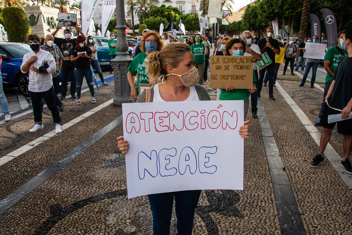 Una manifestante, con una pancarta por los estudiantes con necesidades educativas.