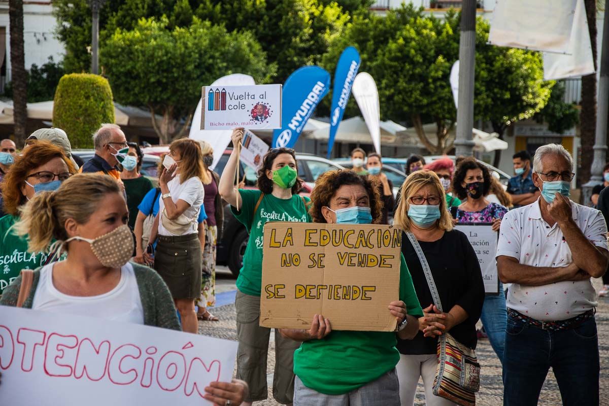 Un momento de la concentración por la educación en Jerez. FOTO: MANU GARCÍA