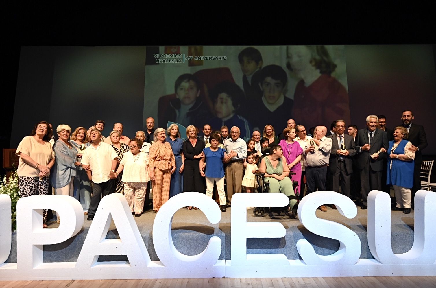 Imagen de grupo de las autoridades, responsables y premiados en la gala de Upacesur.