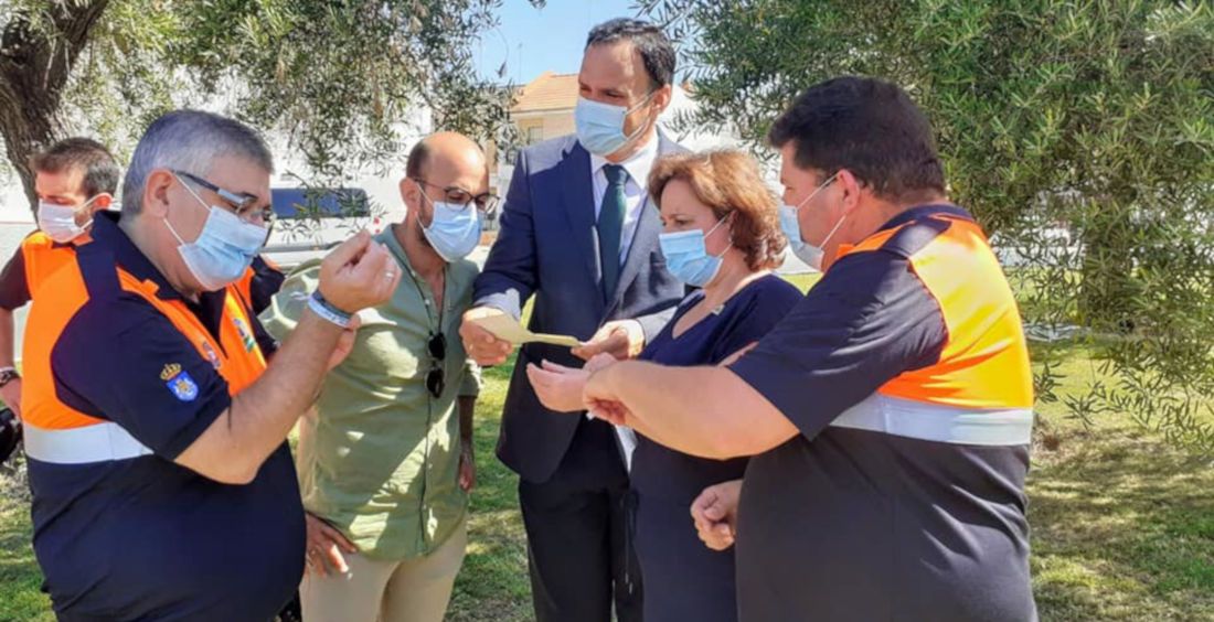 El alcalde de Lebrija, en el centro, con responsables de Protección Civil. FOTO: Ayto.