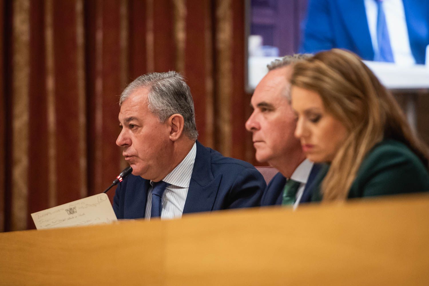 Derrotas que son victorias. El alcalde de Sevilla, José Luis Sánz, a la izquierda, durante el pleno municipal en que se debatió la cuestión de confianza.