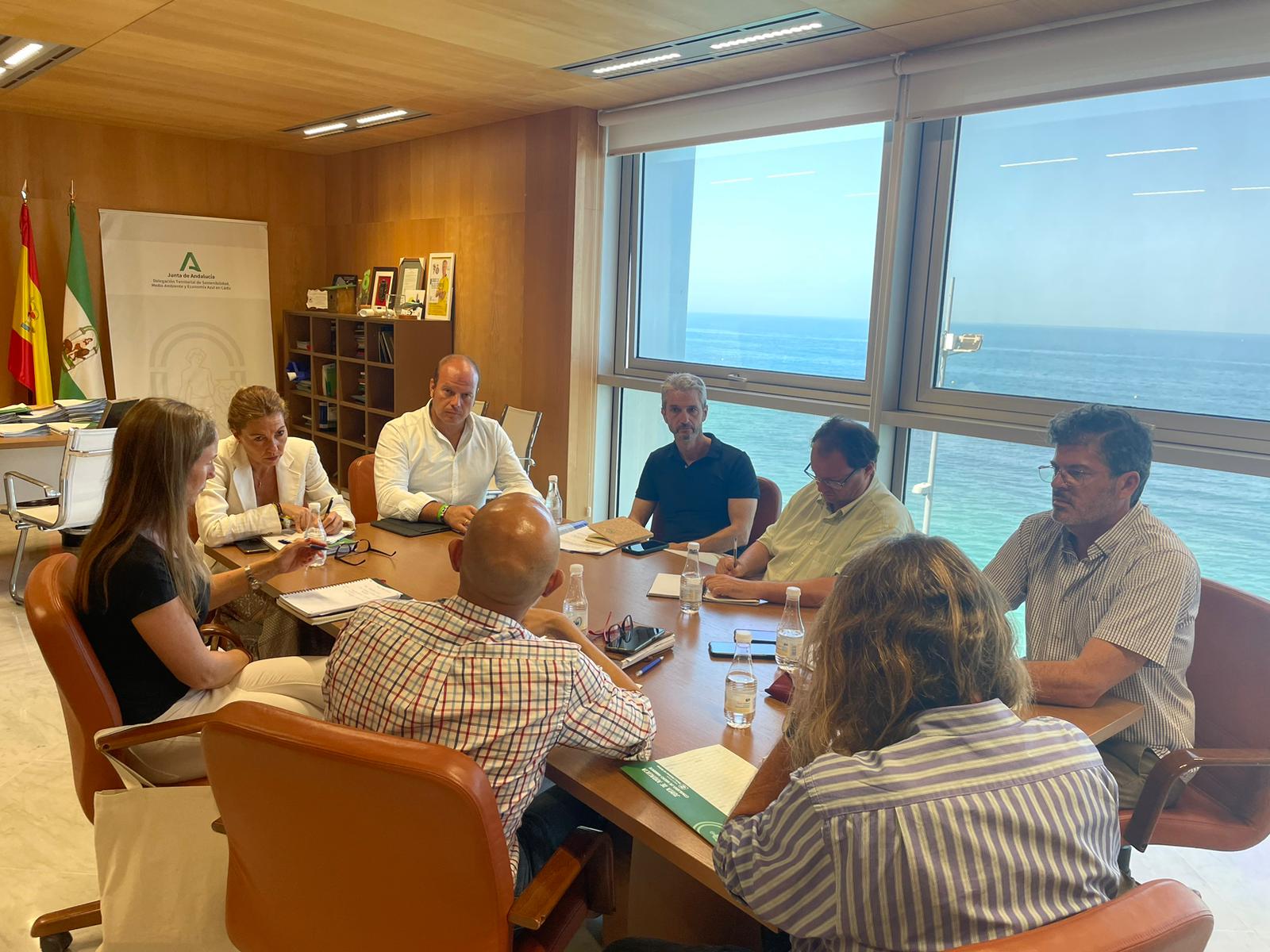 Tania Barcelona y Oscar Curtido en la reunión de parques naturales.