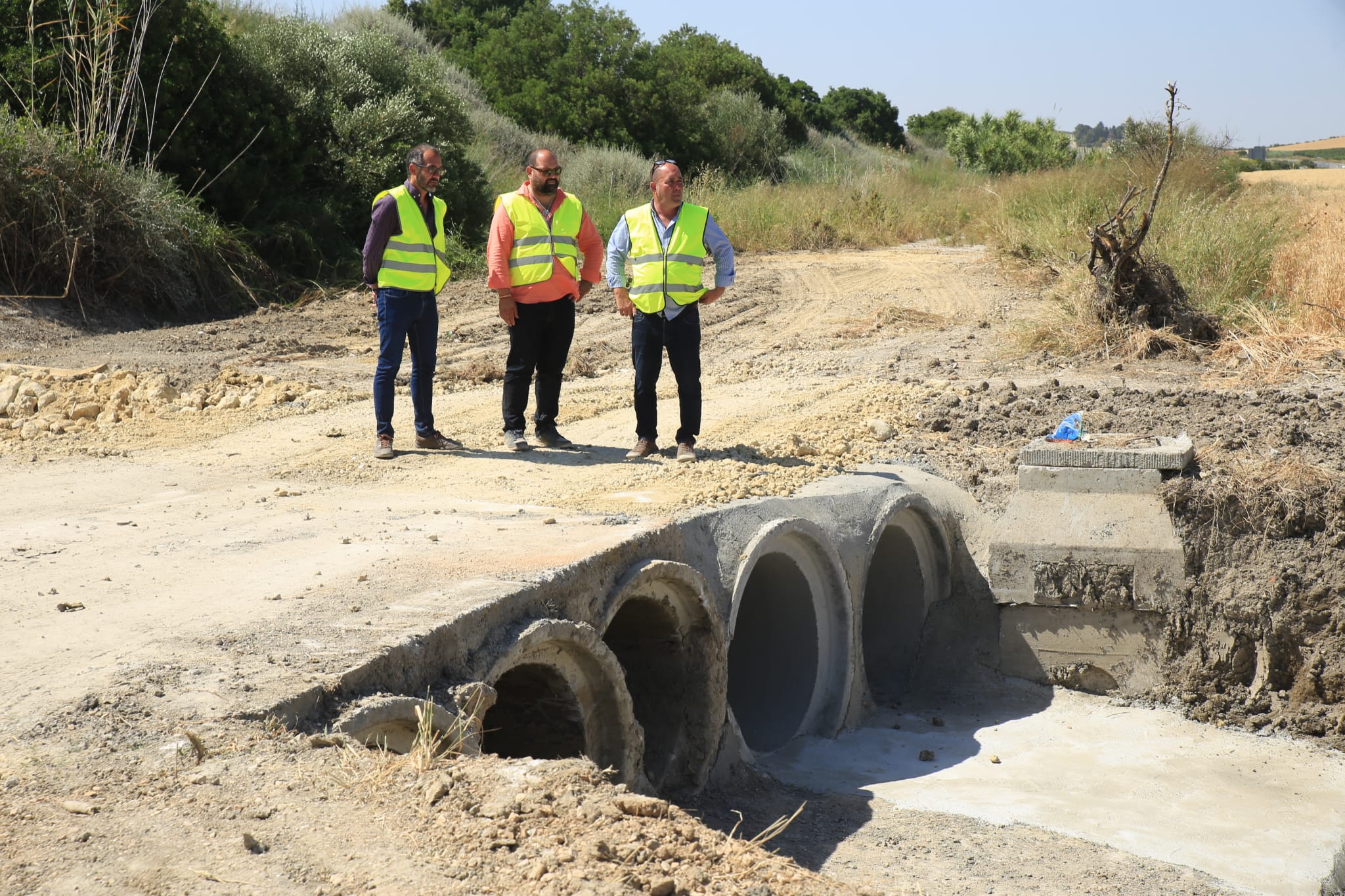 El diputado visitando las obras de la carretera de Macharnudo.