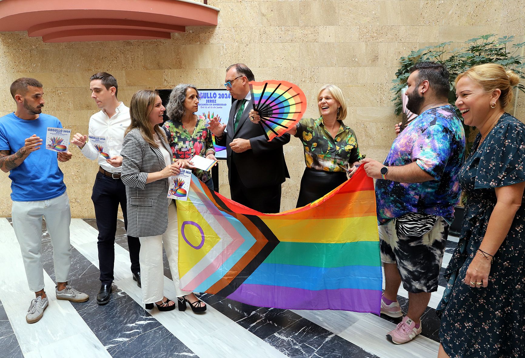 Un momento del acto de presentación del ciclo de actividades por el Día del Orgullo, con la alcaldesa de Jerez, María José García-Pelayo, el consejero de Turismo, Arturo Bernal, y representantes del Ayuntamiento, la asociación Jerelesgay y Club Pandora.