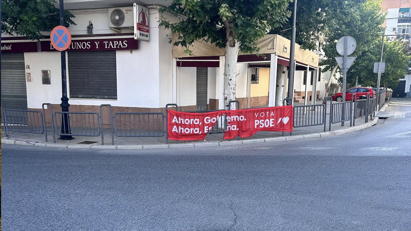 Pancartas del PSOE situadas en una valla, destrozadas. 