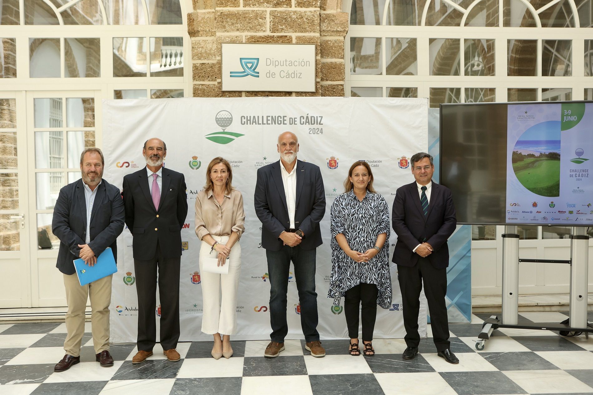 Organización y autoridades tras la presentación del Challenge de Golf.