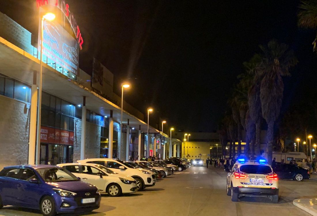 Un momento del dispositivo policial, la noche del viernes. FOTO: Policía Local Cádiz