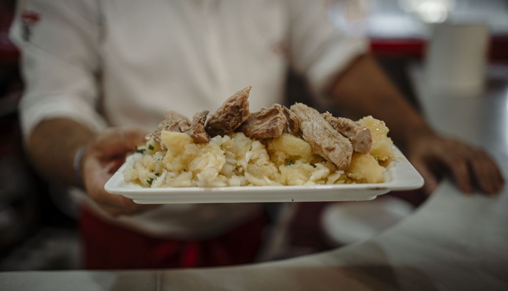 Papas aliñás con melva del Barbiana, en Sanlúcar.