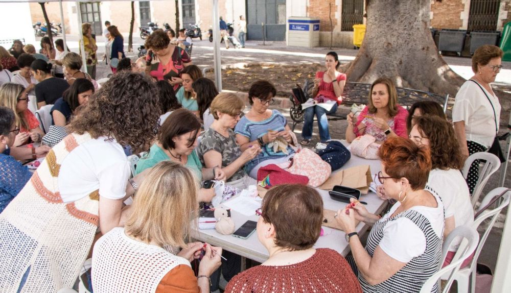 Un grupo de personas tejiendo en Jerez.